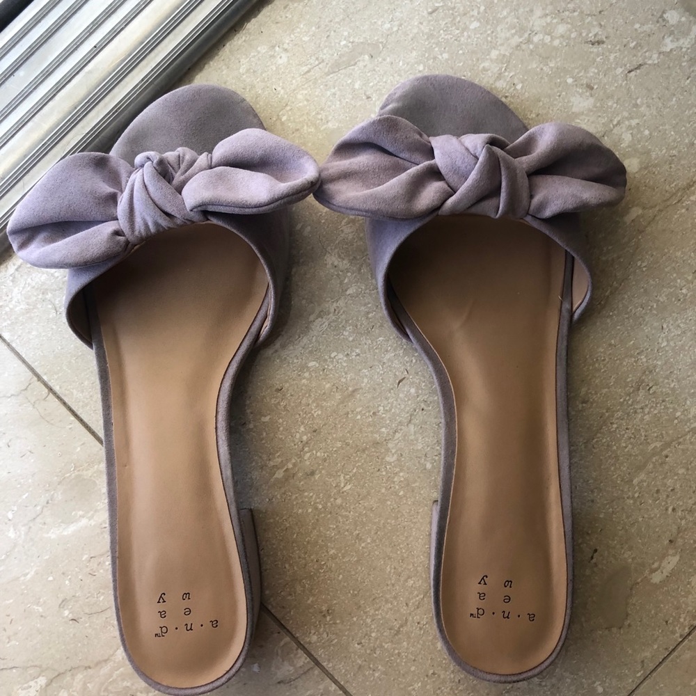 Lavender mules with bow and kitten heel - Picture 4 of 4